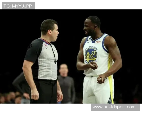 追梦与球迷争执裁判出面调解展现职业素养与冷静处理能力